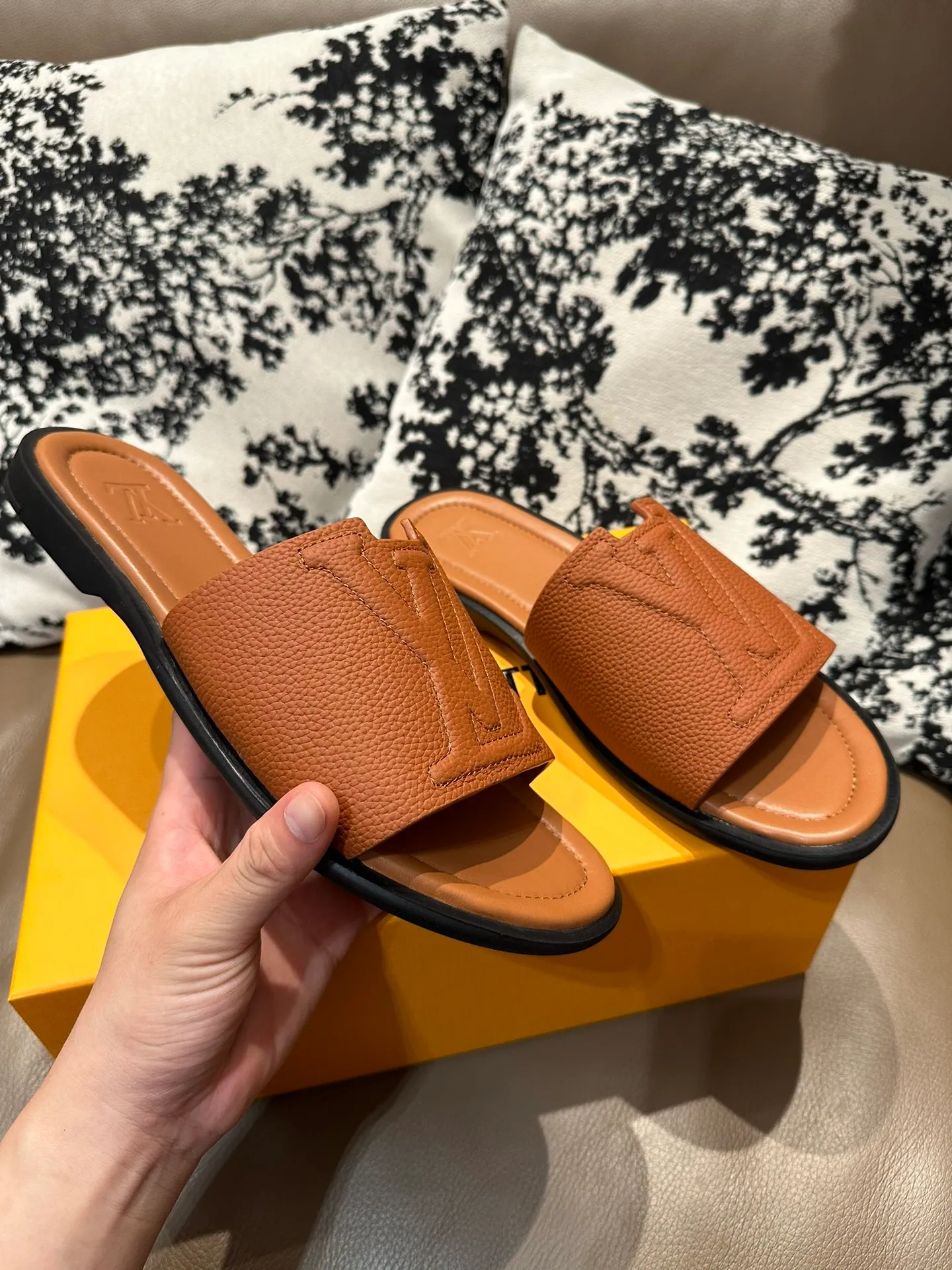 Men's shoes💰360💰 New LV slippers hot sale🩴 Full cowhide surface, cowhide lining, cowhide feet, size 36-46
